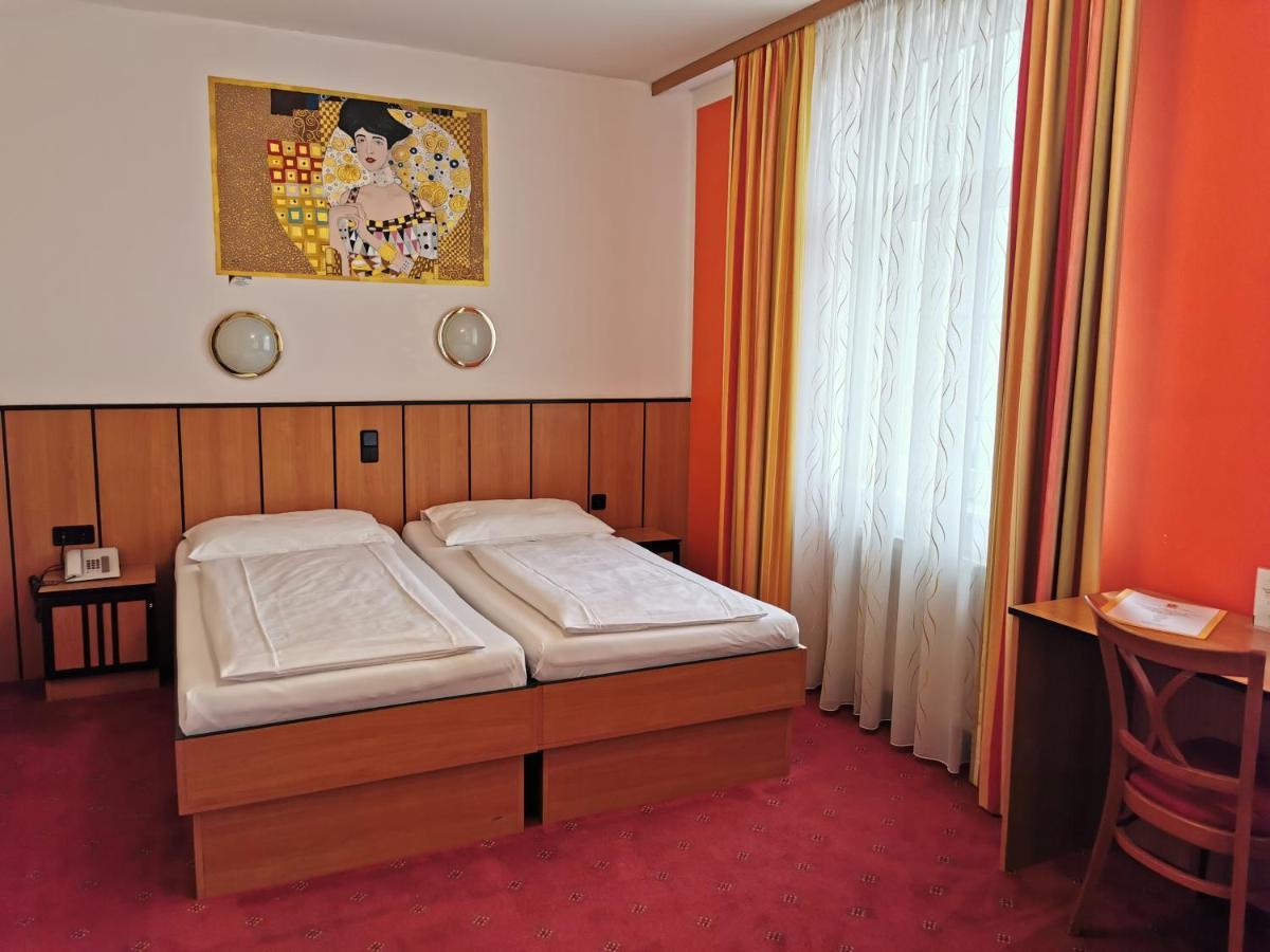 33+ Garten Und Kunsthotel Wien, Wechselnde ausstellungen locken immer